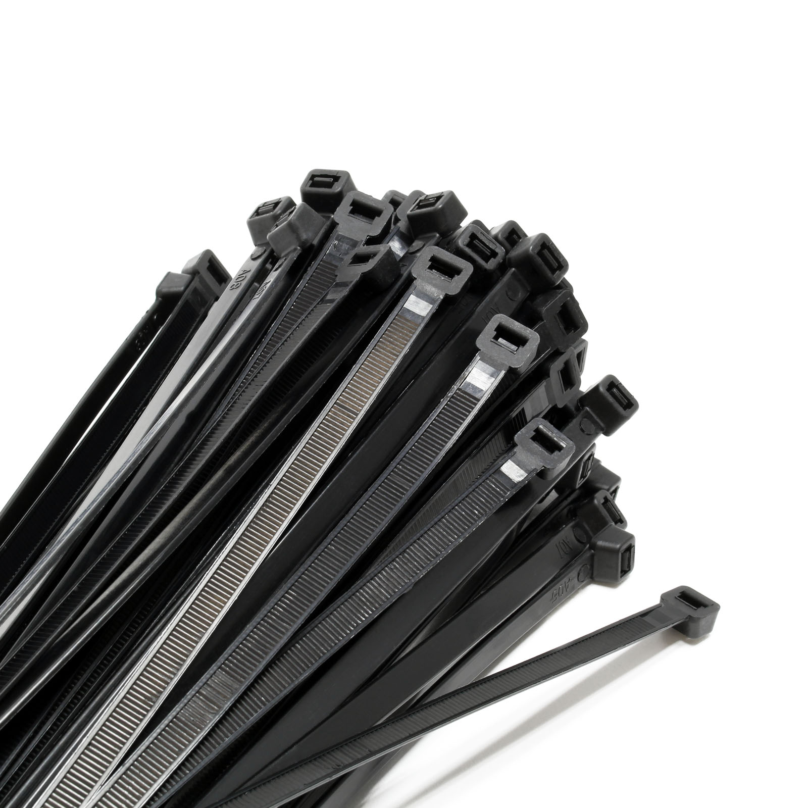 Kortpack suministra en stock +300 tamaños y varios tipos de bridas para  cables. ¡Ordene aqui!