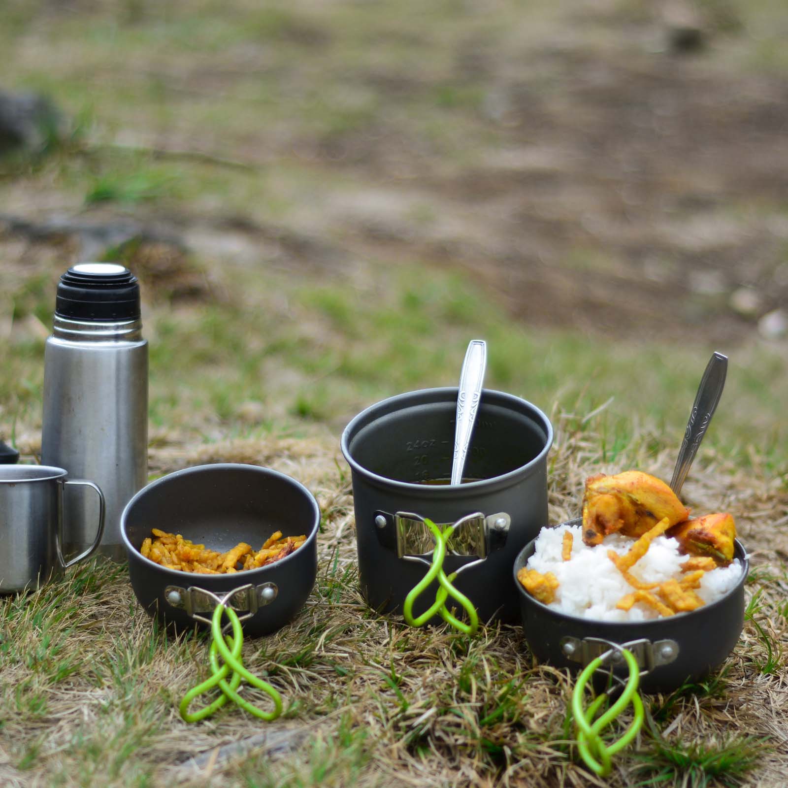 Batería de cocina de camping, tazas, platos y cubiertos